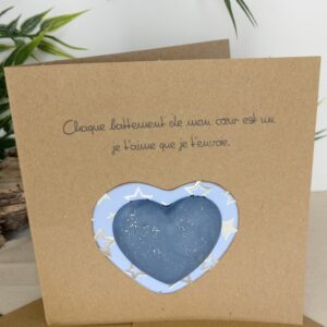 Carte message "Chaque battement de mon cœur est un je t'aime que je t'envoie", cœur central en Jesmonite de couleur bleu paillette argent.