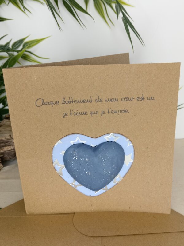 Carte message "Chaque battement de mon cœur est un je t'aime que je t'envoie", cœur central en Jesmonite de couleur bleu paillette argent.