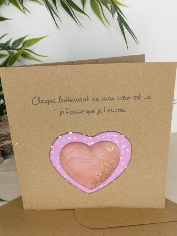 Carte message "Chaque battement de mon cœur est un je t'aime que je t'envoie", cœur central en Jesmonite de couleur rose.