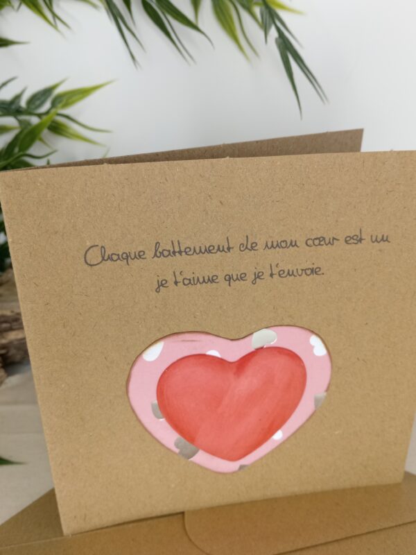 Carte message "Chaque battement de mon cœur est un je t'aime que je t'envoie", cœur central en Jesmonite de couleur rouge