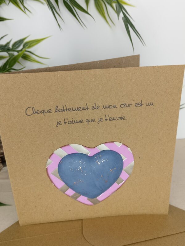 Carte message "Chaque battement de mon cœur est un je t'aime que je t'envoie", cœur central en Jesmonite de couleur bleu.