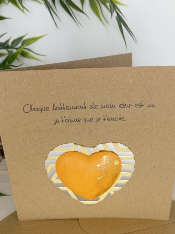 Carte message "Chaque battement de mon cœur est un je t'aime que je t'envoie", cœur central en Jesmonite de couleur orange et or.