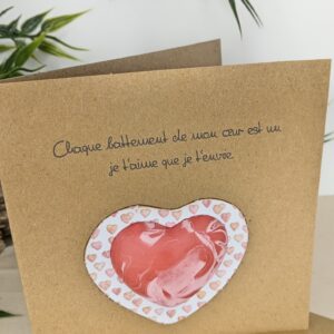 Carte message "Chaque battement de mon cœur est un je t'aime que je t'envoie", cœur central en Jesmonite de couleur rouge marbrée blanc