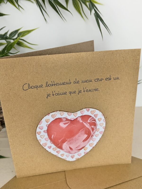 Carte message "Chaque battement de mon cœur est un je t'aime que je t'envoie", cœur central en Jesmonite de couleur rouge marbrée blanc