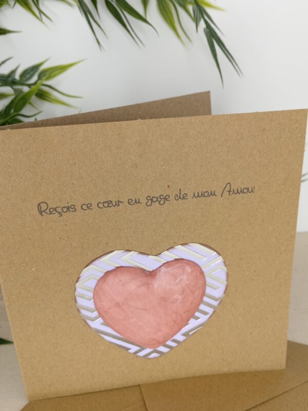 Carte message "Reçois ce cœur en gage de mon Amour", cœur central en Jesmonite de couleur rose.