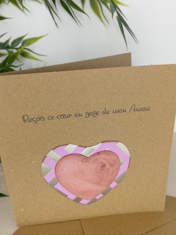 Carte message "Reçois ce cœur en gage de mon Amour", cœur central en Jesmonite de couleur rose marbrée.