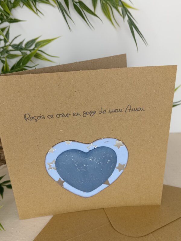 Carte message "Reçois ce cœur en gage de mon Amour", cœur central en Jesmonite de couleur bleue.