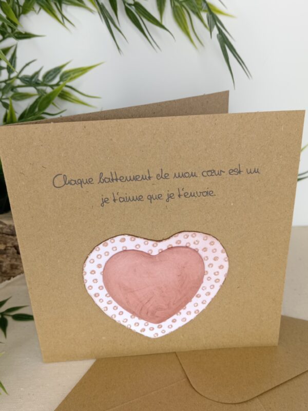 Carte message "Chaque battement de mon cœur est un je t'aime que je t'envoie", cœur central en Jesmonite de couleur rose.