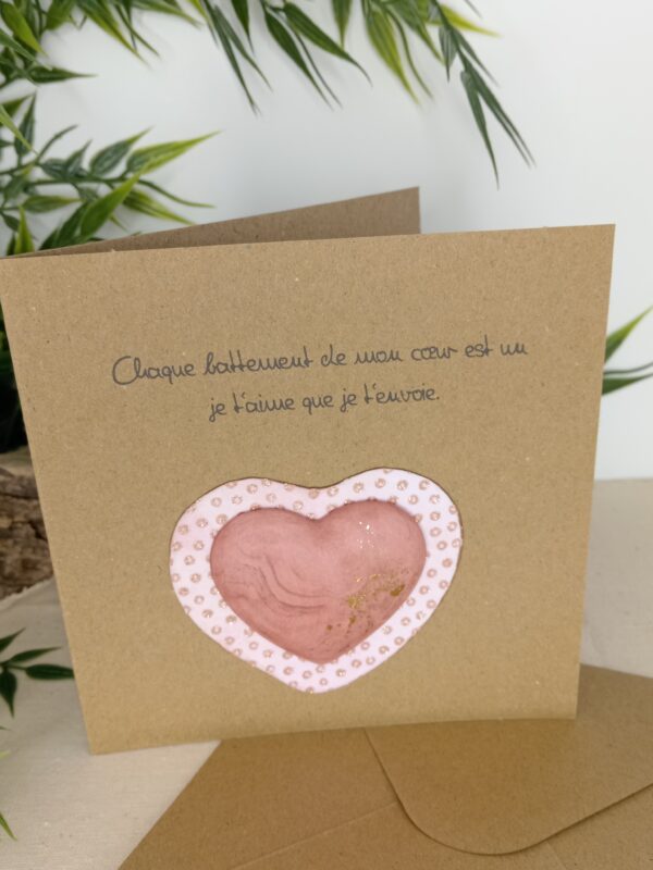 Carte message "Chaque battement de mon cœur est un je t'aime que je t'envoie", cœur central en Jesmonite de couleur rose.