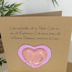 Carte message "C'est impossible dit la fierté...", cœur central en Jesmonite de couleur rose