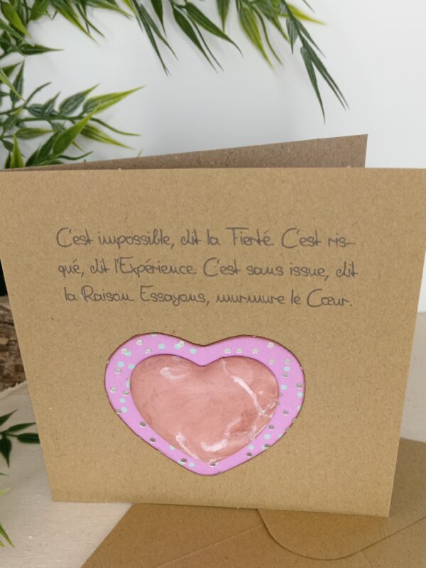 Carte message "C'est impossible dit la fierté...", cœur central en Jesmonite de couleur rose