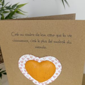 Carte message "C'est au centre de ton cœur...", cœur central en Jesmonite de couleur orange