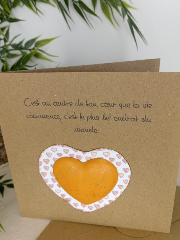 Carte message "C'est au centre de ton cœur...", cœur central en Jesmonite de couleur orange